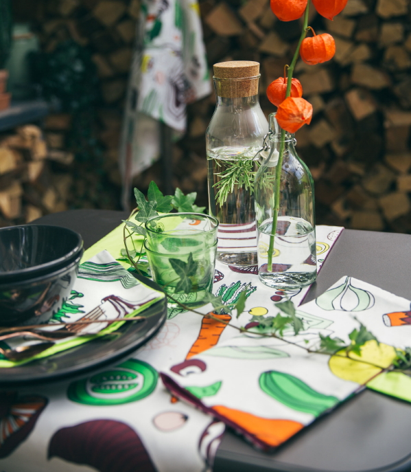 Duurzaam Tafel Dekken met IKEA Aterstalla Collectie Servetten en Tafellopers van Gerecyclede Stoffen met Groente Dessin. (Foto Ikea  op DroomHome.nl)