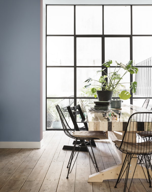 Flexa Interieur Kleurtrend 2018: The Inviting Home in Roze, Grijs, Blauw, Naturel en Zeegroene Kleuren in de Eetkamer. (Foto Flexa  op DroomHome.nl)