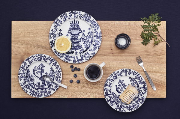 Iittala Viert 10 Jarig Jubileum van Taika Servies Midnight Blue. (Foto Iittala  op DroomHome.nl)