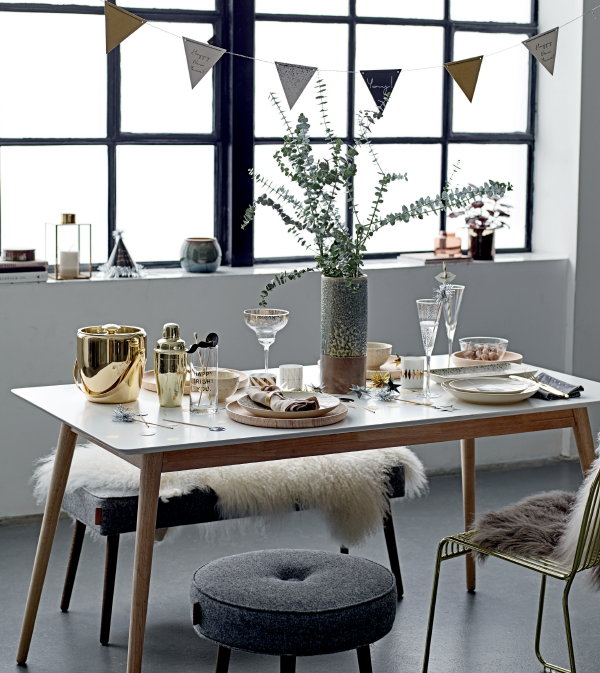 Kerst Trends 2017: Bloomingville Kerst Collectie 2017 – Bloomingville Nieuwjaar Party met Servies, New Year Slingers en Servetten, Champagne Glazen op een Gedekte Tafel. (Foto Bloomingville  op DroomHome.nl)