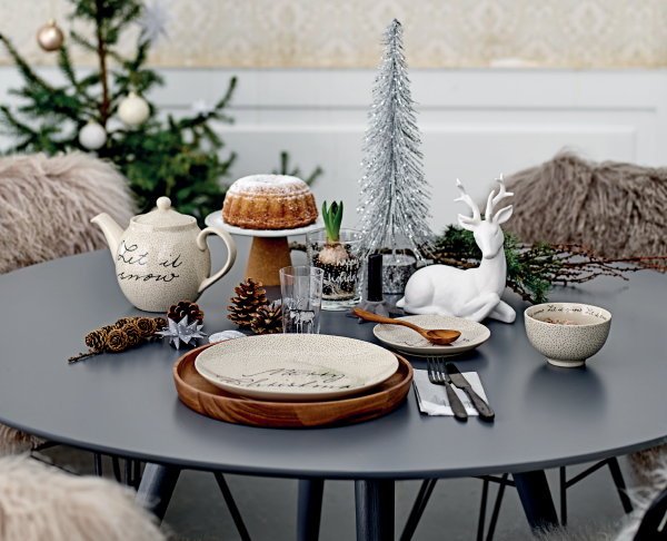 Kerst Trends 2017: Bloomingville Kerst Collectie 2017 – Kersttafel Dekken: Bloomingville Kerstservies, Bestek, Tafellaken, Servetten, Kandelaars en Kaarsen. (Foto Bloomingville  op DroomHome.nl)