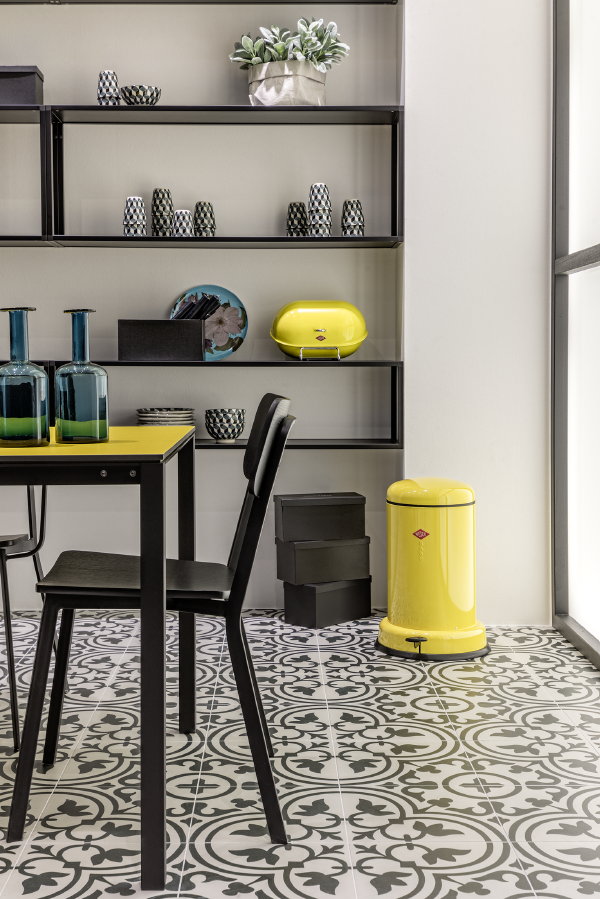 Colorful Living met Wesco Woonaccessoires – Keuken: Wesco Baseboy Geel Afvalbak en Breadboy Geel Broodtrommel. (Foto Wesco  op DroomHome.nl)