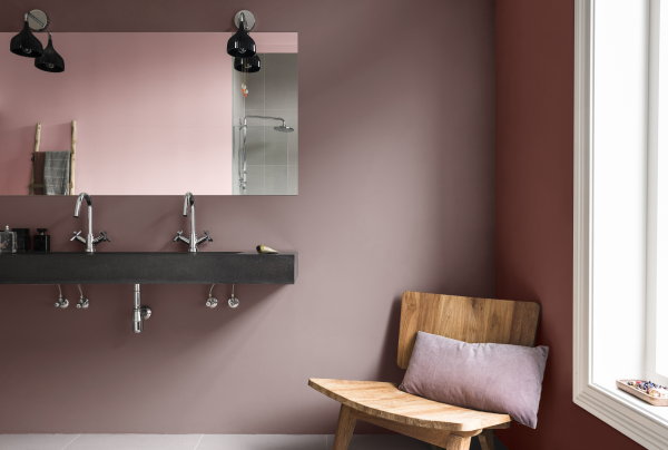 Kleurtrend 2018 The Comforting Home – Veilige Haven Ruimtes In Huis met Aarde en Roze Tinten en Zachte Materialen – Badkamer. (Foto Flexa  op DroomHome.nl)