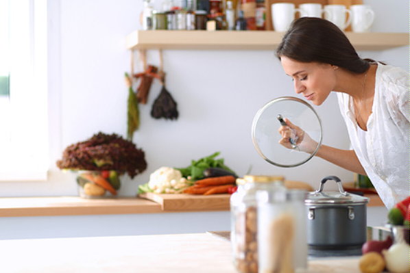 Keukenapparatuur & Koken met Design Kookplaten, Gaskookplaat, Gasfornuis, Inductie en Keramisch Koken, Quicktherm en de Halogeen Kookplaat – MEER Keuken Tips… (Foto 123rf.com  op DroomHome.nl)