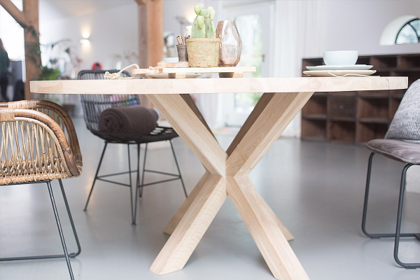 Ronde Houten Tafel Rots Van Hout – Eiken Eettafel (Foto op DroomHome.nl)