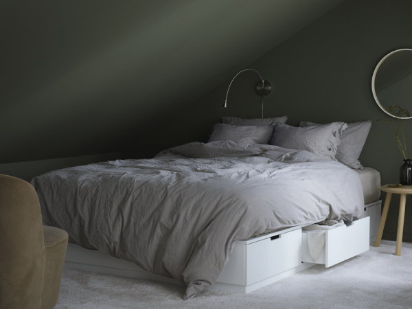 Opbergen & Opruimen Tips: Ikea Opbergsystemen met Nordli Bed met Opberglades in de Slaapkamer. (Foto Ikea  op DroomHome.nl)