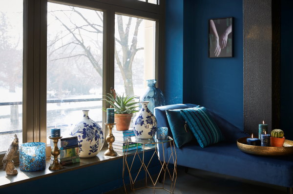 Riverdale Herfst Winter 2017-2018 Collectie – Riverdale Woontrend Royal Blue – Kaarsen, Windlichten, Kussens en Bijzettafels. (Foto Riverdale  op DroomHome.nl)