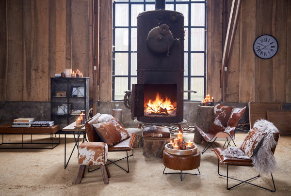 Riverdale Herfst Winter 2017-2018 Collectie – Riverdale Woontrend Luxury Lodge – Kaarsen, Windlichten, Huiden Kussens, Vachten en Bijzettafels. (Foto Riverdale  op DroomHome.nl)