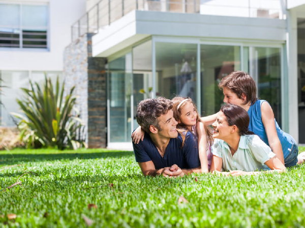 Tips om je Tuin Zomer Klaar te maken – Restanten Verwijderen, Snoeien, Onkruid Bestrijden en Graszoden Leggen (Foto Graszoden-Online.nl  op DroomHome.nl)