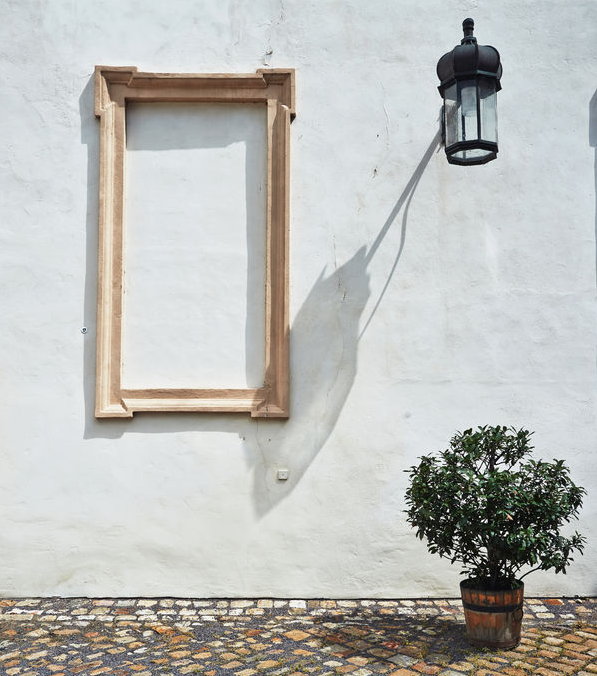 En Welke Tuinposter Komt Hier in te Hangen? – Tuinposter, Tuindoek en Tuinschilderij Trends – MEER Tuin, Terras & Balkon Tips… (Foto Enki, 123RF Stockfoto  op DroomHome.nl)