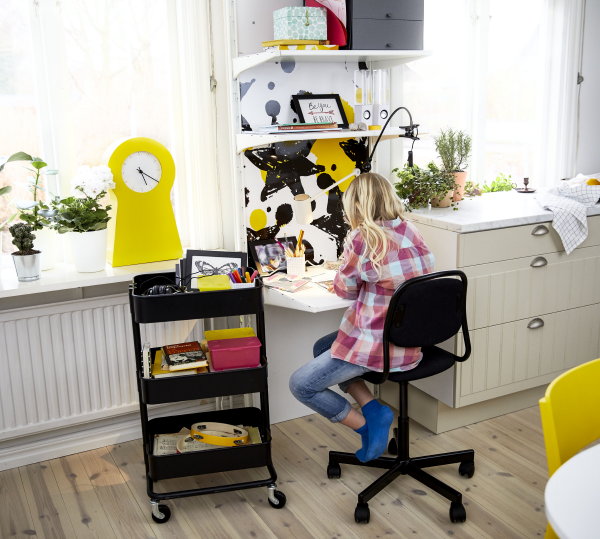 Back To School met Ikea: 6 Werkplekken voor Kinderen – Orfjall Juniorstoel, Pallra Miniladekast en Jansjo Klemlamp – MEER Ikea Inspiratie… (Foto Ikea  op DroomHome.nl)