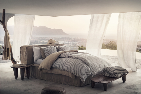 H&M Home Zomer Woontrends 2017 in de Slaapkamer – H&M Dekbedovertrek en Kussens, Dekbedset in Natuurlijke Materialen en Neutrale Kleuren. (Foto H&M Home  op DroomHome.nl)