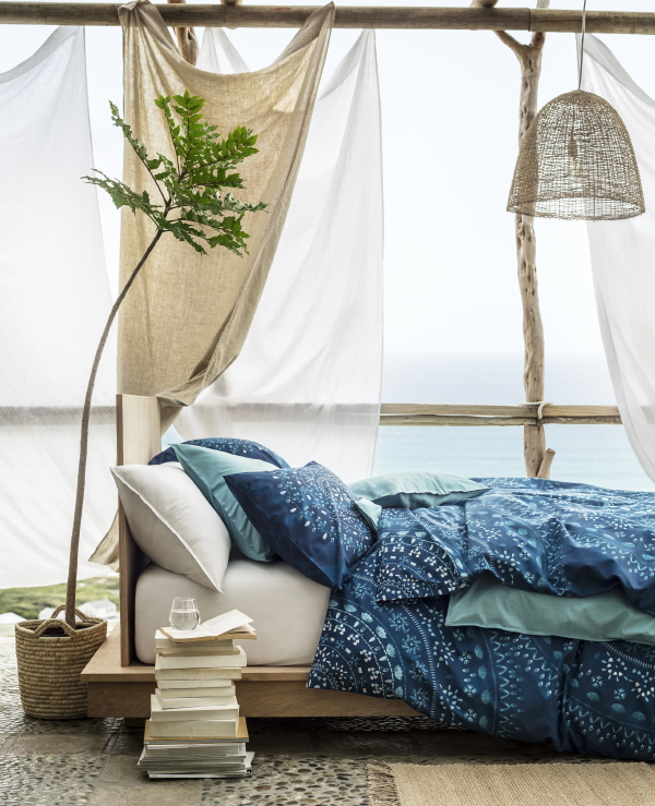 H&M Home Zomer Woontrends 2017 in de Slaapkamer – H&M Bohemian Blauw Dekbedovertrek en Kussens, Dekbedset – MEER H&M Home Inspiratie… (Foto H&M Home  op DroomHome.nl)