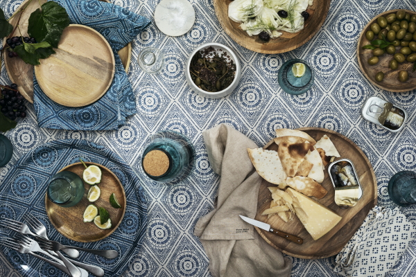 H&M Home Zomer Woontrends 2017 Buiten Eten – H&M Gedekte Tafel Accessoires als Tafellakens, Tafellopers en Servetten, Servies en Bestek in Bohemian Blauw Kleur – MEER Eten & Tafelen Inspiratie... (Foto H&M Home  op DroomHome.nl)