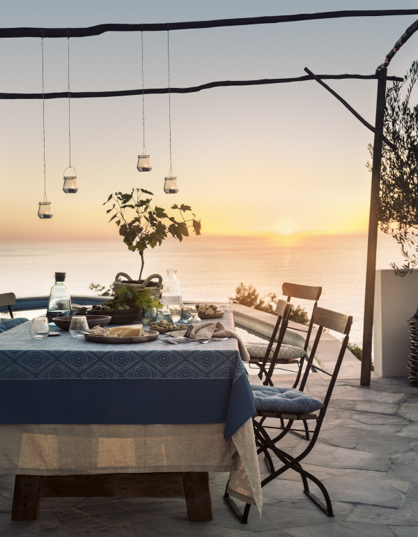 H&M Home Zomer Woontrends 2017 Buiten Eten – H&M Gedekte Tafel Accessoires als Tafellakens, Tafellopers en Servetten, Servies en Bestek in Bohemian Blauw Kleur en Houten Schalen en Kommen. (Foto H&M Home  op DroomHome.nl)